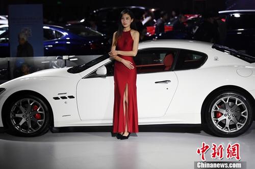 11月9日，2017第14屆中國西南（昆明）國際汽車博覽會在昆明滇池國際會展中心開展，市民欣賞了一場汽車盛宴。會展現(xiàn)場還展出了新能源汽車及機車。<a target='_blank' href='http://www.chinanews.com/'>中新社</a>記者李進紅攝