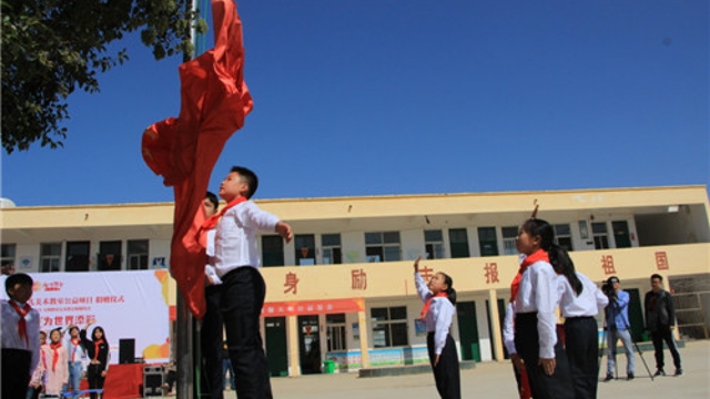 周口留守兒童的國(guó)慶節(jié)：敬隊(duì)禮、升國(guó)旗