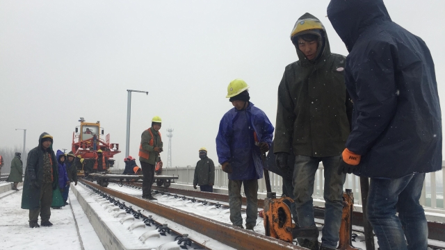 致敬！風雪中的高鐵建設者