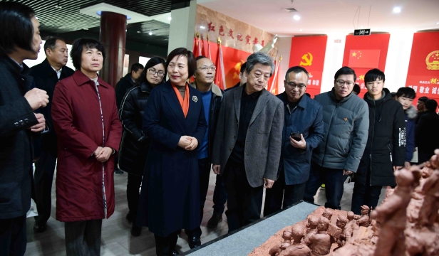 張振?！胺榛鹉甏扁x瓷泥塑藝術(shù)展在周口市文化中心展出