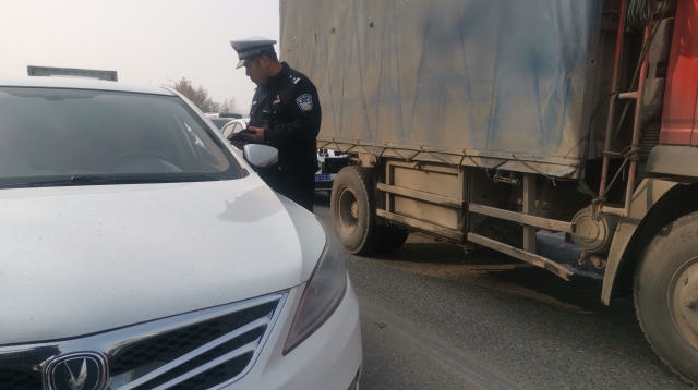 周口限行第一天，交警蜀黍上路勸返近百輛車(chē)