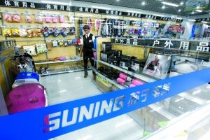 2011年5月27日，蘇寧電器四季青店的“辦公休閑用品超市”內(nèi)，工作人員正在整理貨架。本報記者 李冬 攝