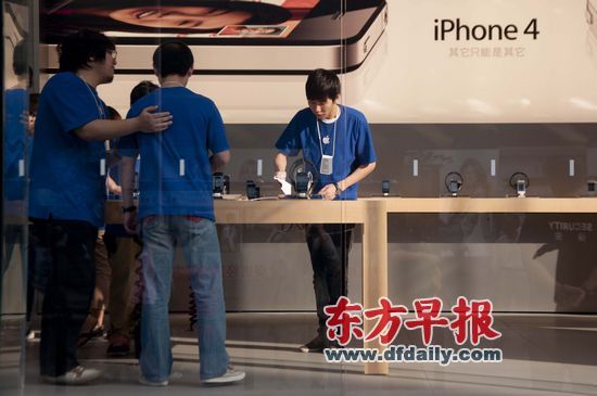 不少蘋果零售店柜臺(tái)人員說(shuō)，現(xiàn)在iPhone 4很缺貨。早報(bào)記者 王炬亮 實(shí)習(xí)生 楊深來(lái) 圖