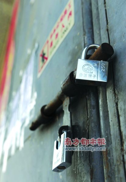 生產(chǎn)LED燈具的南海丹灶帥亮五金制品廠大門緊鎖，老板走佬。南都記者 陳志剛 攝