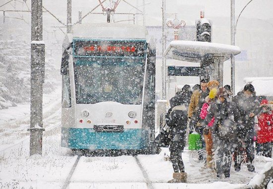 冬季，大連市民在雪中等候202路鐺鐺車 新華社發(fā)(呂文正 攝) 