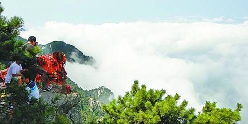 廬山云霧變幻莫測(cè)，常常轉(zhuǎn)瞬間便換了模樣。